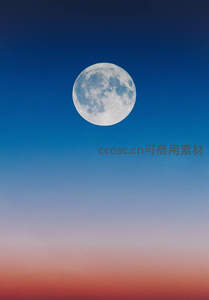 纯净蓝天下的圆满月轮