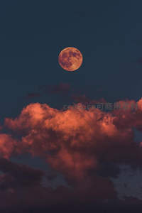 红月映云霞，暮色染苍穹