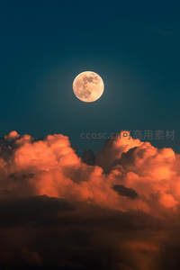 橙云托月，夜幕下的壮丽奇观
