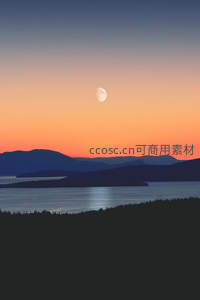 暮色山峦，半轮明月挂天边