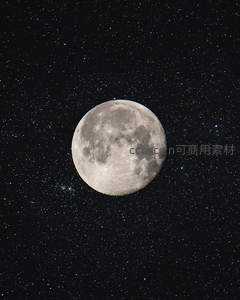 浩瀚星空中的皎洁满月