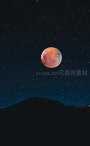 血月高悬夜空，山峦剪影静谧
