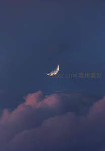 新月如钩挂天边，云海霞光映衬