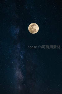 满月照耀银河，宇宙深邃浩瀚