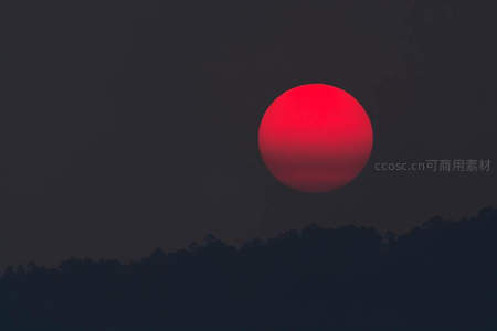 血色夕阳沉入山林，染红天际