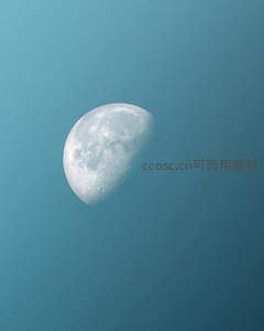月球表面特写，展现环形山与月海纹理