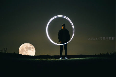月光下光圈环绕的神秘身影