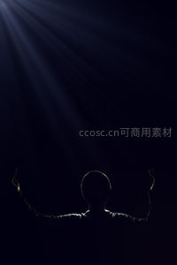 光束中的冥想者剪影