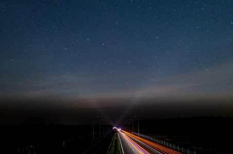 星夜高速路车流如光轨