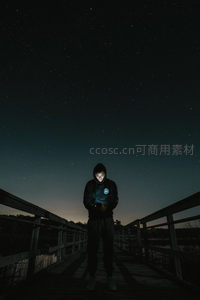 桥上少年手机微光照亮星空