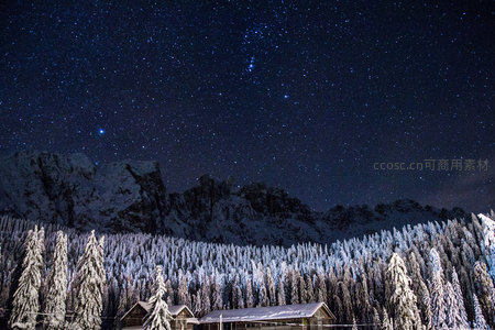 雪夜星空下的森林木屋