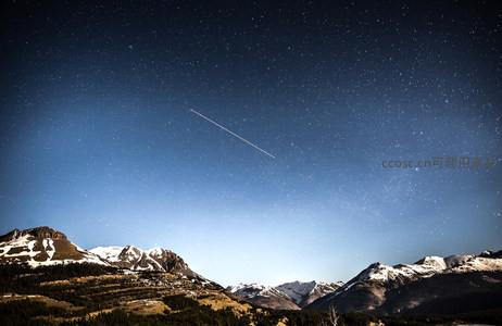 流星划过雪山之巅夜空