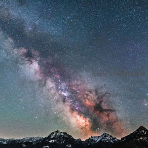 银河与雪山共舞的夜空