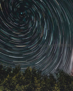 森林上空星轨旋转如漩涡