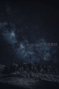 暗夜山巅银河横贯苍穹