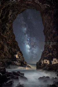 海蚀洞内银河如画框悬挂