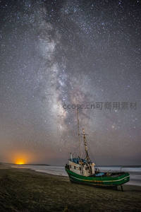 海滩搁浅渔船仰望银河