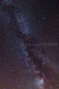 深邃夜空银河如带穿越星海