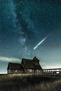 古教堂上空流星划过银河