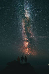 三人仰望璀璨银河，星空下的静谧剪影