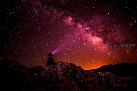 头灯照亮夜空，一人独坐山巅观星