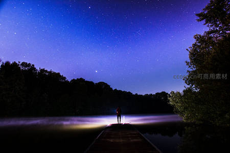 湖畔夜空下孤独的身影