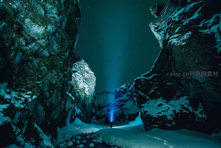 雪山峡谷中的蓝色光柱