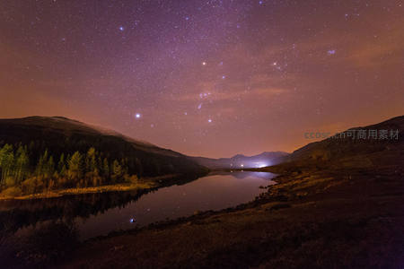 星河倒映在静谧山谷湖面