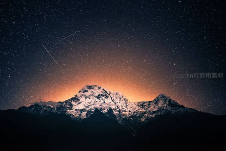雪山之巅的流星划过星河