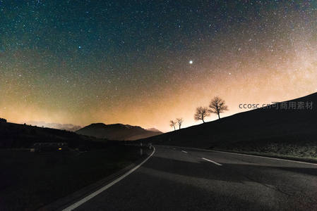 星空公路旁孤树剪影