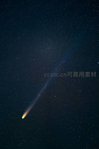 彗星拖曳长尾划过繁星点点的深邃夜空
