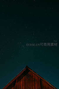 木屋尖顶仰望满天星斗静谧夜色如画
