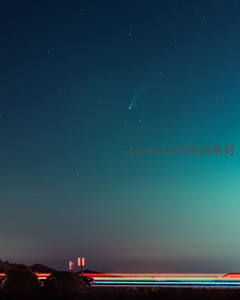 彗星高悬夜空公路车流光轨如梦似幻