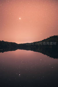 粉红星夜湖面倒映森林静谧如梦似幻