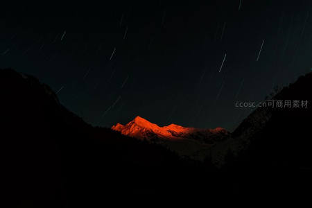 星轨环绕雪山之巅的壮丽夜景