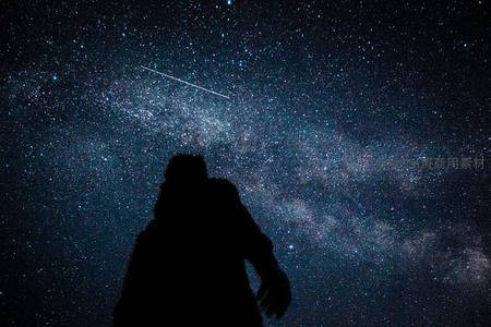 仰望银河的人影剪影与流星