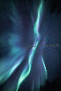 青绿极光如丝带垂落夜空深处