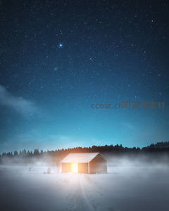 雪夜小屋暖光迎星辰