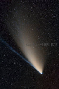 彗星拖尾划破深空寂