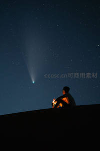 夜空下的沉思者仰望彗星划过天际