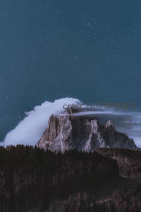 云雾缭绕的雪山之巅沐浴星河璀璨