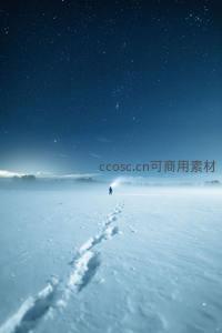雪原孤影踏着足迹走向星光尽头