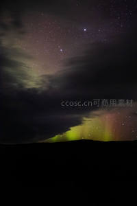 极光穿透云层，星河璀璨夜空