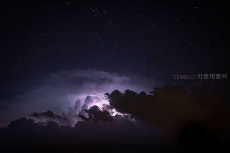 雷暴云层裂开，闪电撕破星空