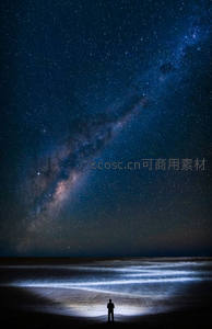 银河倾泻，孤独身影守望大海