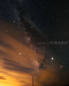 银河横跨夜空，云层与星光交织