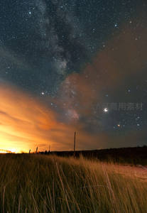 草原尽头仰望银河，星河如瀑倾泻