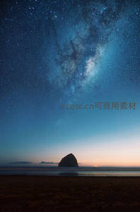 海角孤岩静立，银河垂落如幕