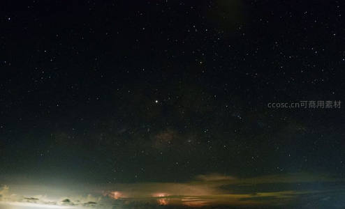 暗夜星河低垂，云隙间星光闪烁