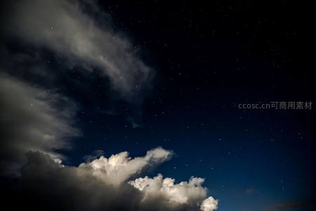 云海翻涌夜空，星点如钻镶嵌